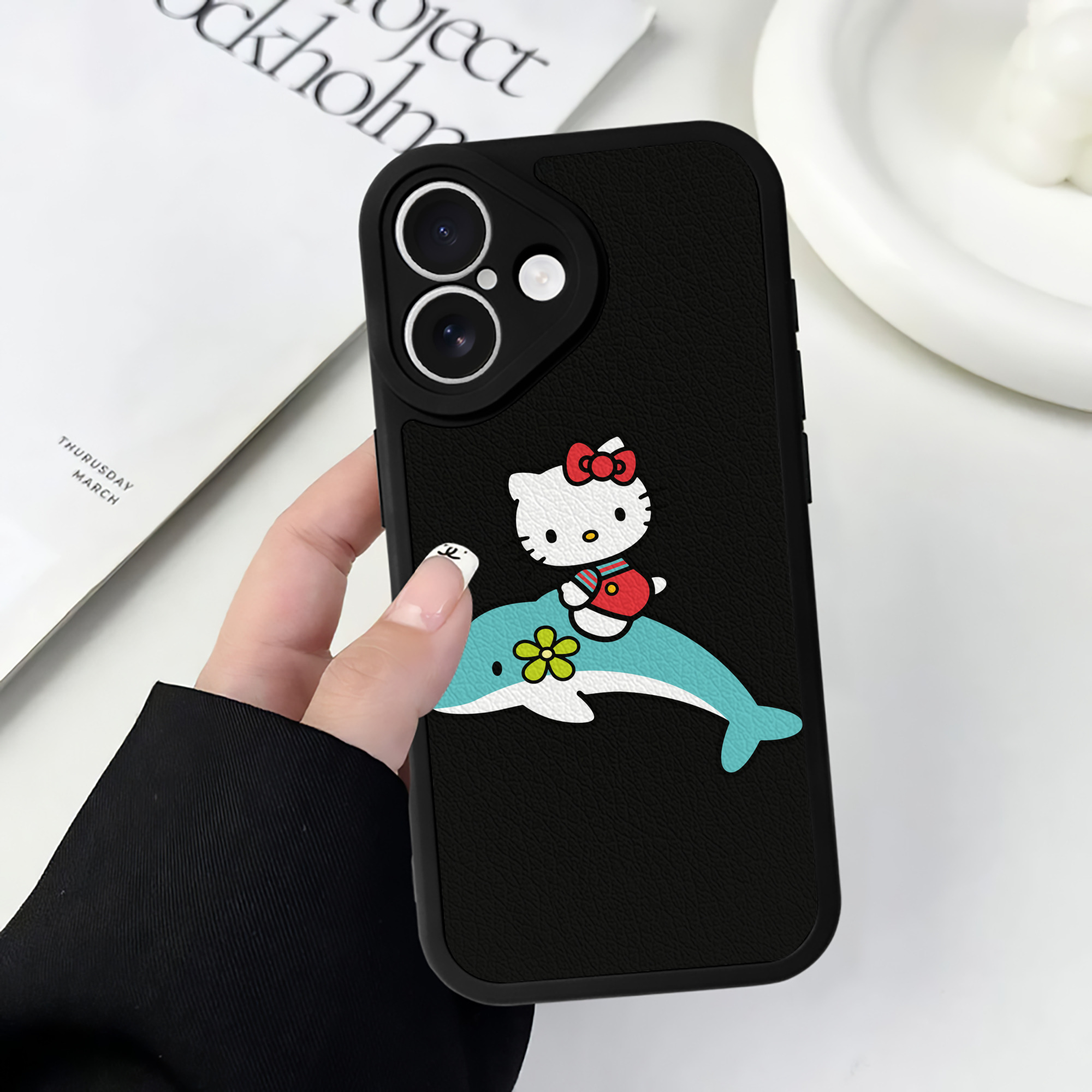（画像用） Hello Kitty ハローキティ 【iPhone 16シリーズ対応】シリコンスマホケース（レザー調） 材質：シリコン